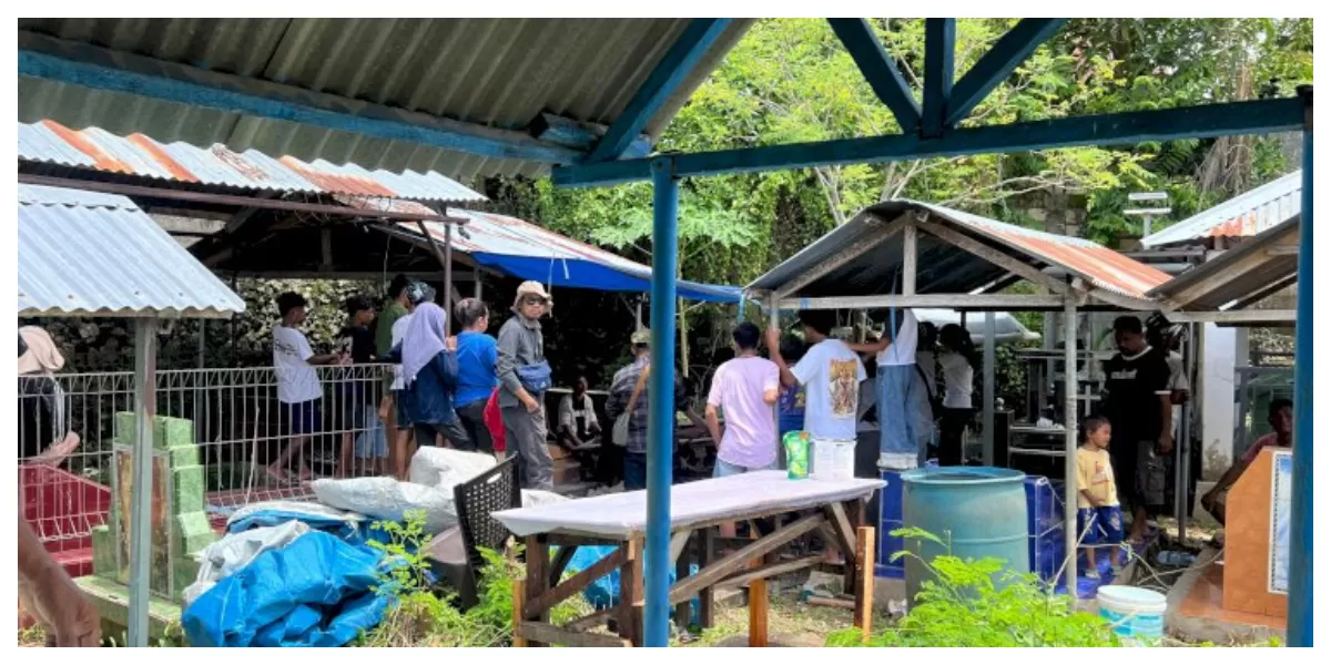 Petugas kepolisian dan tim forensik Polda NTT melakukan ekshumasi jenazah anak di Oebufu, Kupang, Kamis (15/1/2026), atas atensi langsung Kapolda NTT terkait kasus. (Foto TBN Polda NTT)