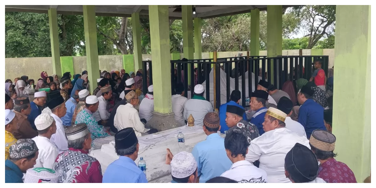 Warga dan tokoh masyarakat memadati Maqbaroh Keramat Syekh Kicili Bayun, mengikuti haul ke-338 dan peringatan Isra Mi&rsquo;raj dengan khidmat.