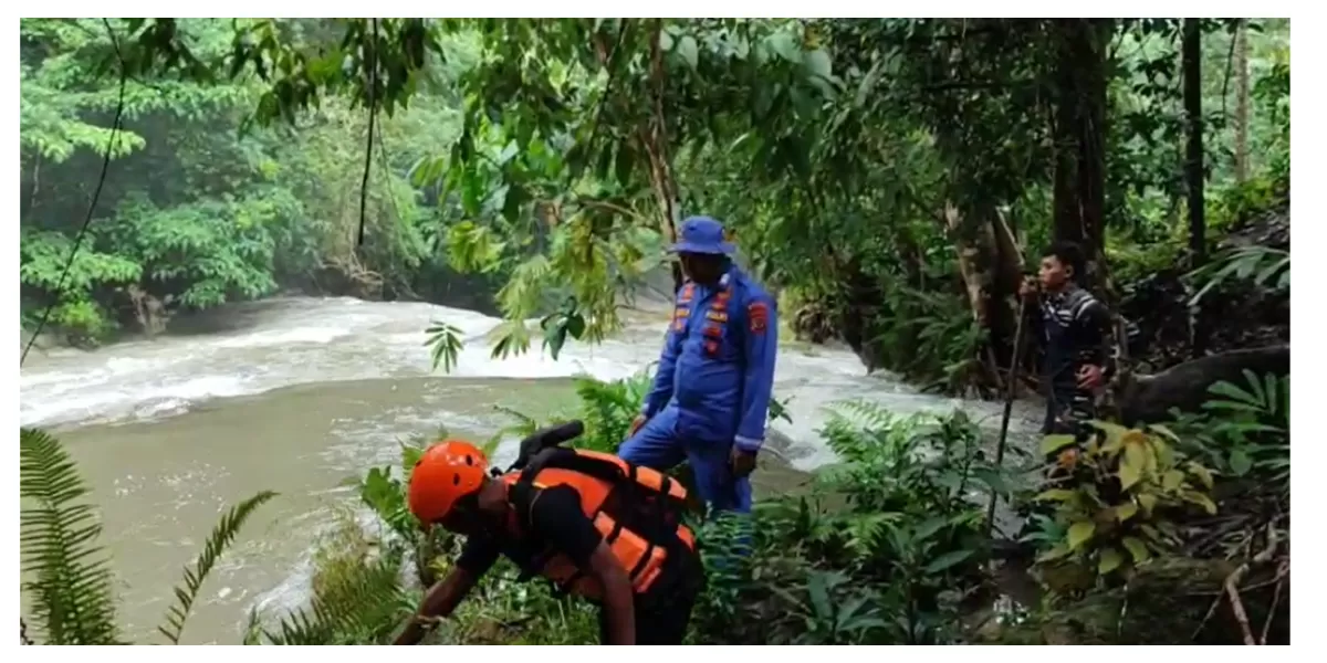 Tim SAR gabungan menyisir aliran sungai Air Terjun Tiwu, Manggarai, dalam upaya pencarian remaja yang tenggelam namun belum ditemukan.