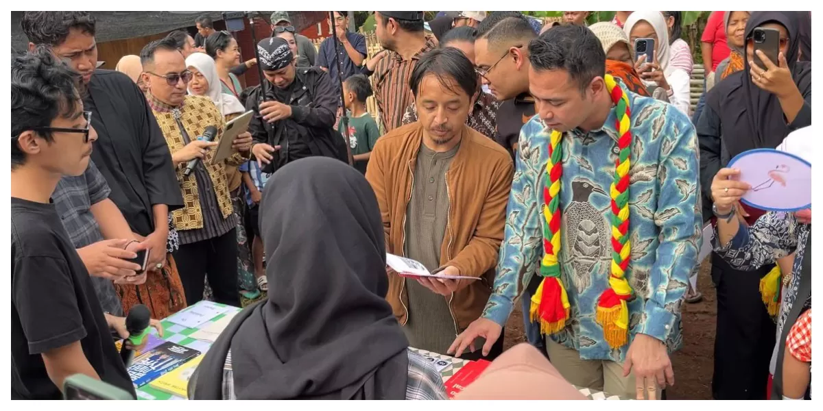Raffi Ahmad berdialog dengan pelaku seni dan komunitas kreatif saat forum UKP Mendengar di Sanggar Rianto Dance Studio, Banyumas, Jawa Tengah. 
