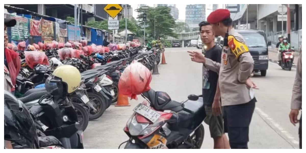 Petugas Polsek Metro Setiabudi mengecek lokasi parkir motor di kawasan Setiabudi, Jakarta Selatan, usai menerima aduan warga melalui layanan darurat 110. 