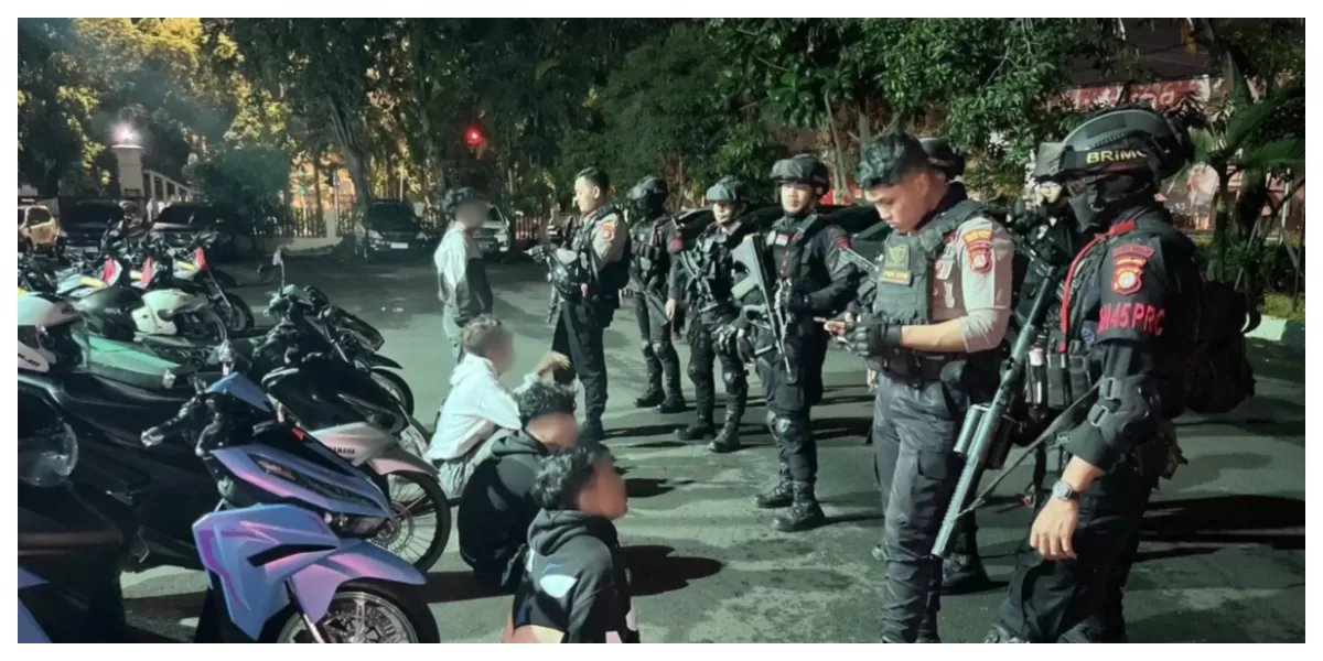 Petugas Brimob dan Polres Metro Jakarta Timur mengamankan sepeda motor serta senjata tajam saat patroli pencegahan tawuran dini hari di wilayah rawan kamtibmas.