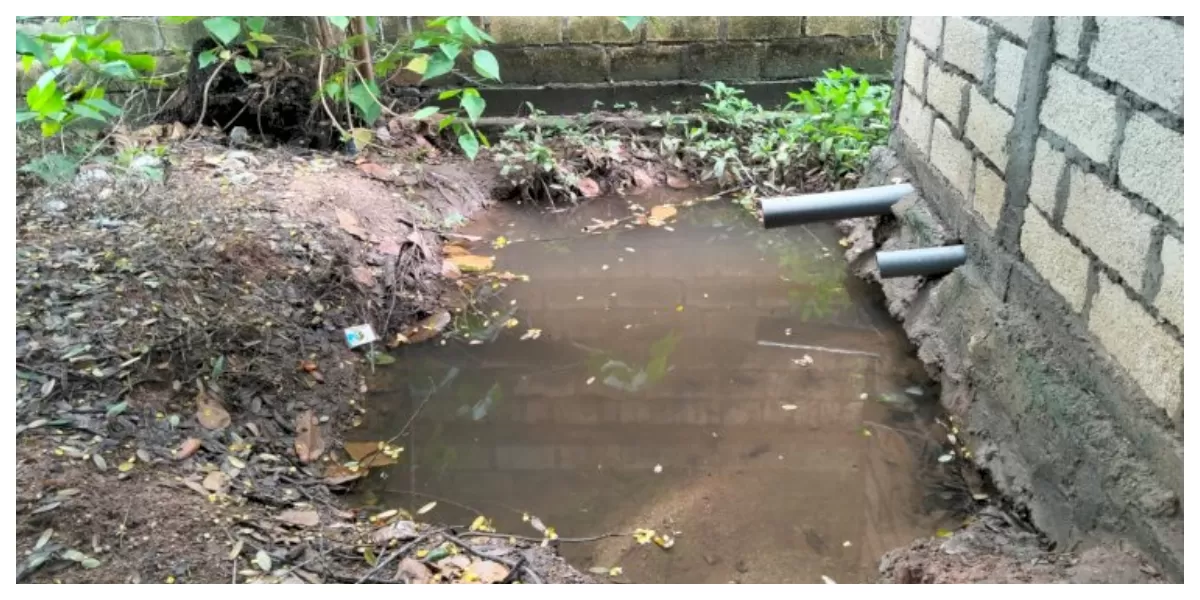 Petugas Bhabinkamtibmas bersama aparat kelurahan dan TNI memberikan imbauan kepada warga terkait perbaikan pembuangan limbah WC di Kayu Putih Kecamatan Oebobo Kota Kupang.  (Foto/TBN Polresta Kupang Kota)