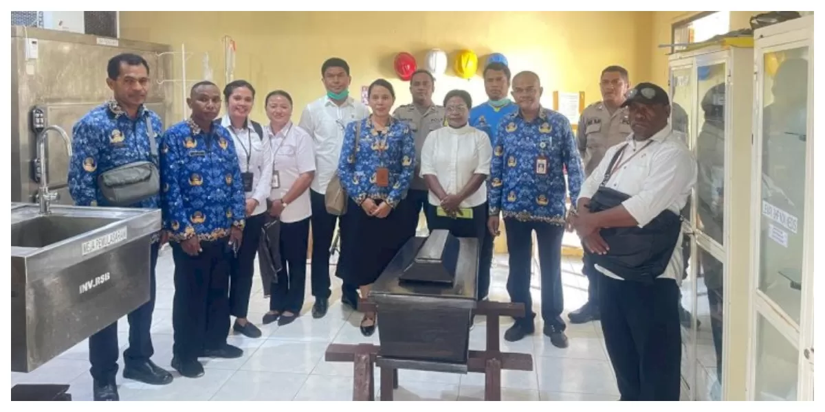 Petugas kepolisian bersama Dinas Sosial mengawal proses pemakaman bayi yang ditemukan di Kali Makkaraung, Kota Kupang, Senin (19/1/2026). (Foto TBN Polresta Kupang Kota)