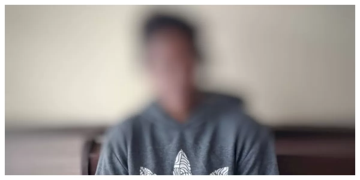 Terduga pelaku saat diamankan polisi terkait dugaan pemerkosaan yang terjadi di sebuah warung di Kecamatan Alok Timur, Kabupaten Sikka, NTT. (Foto TBN Polres Sikka)