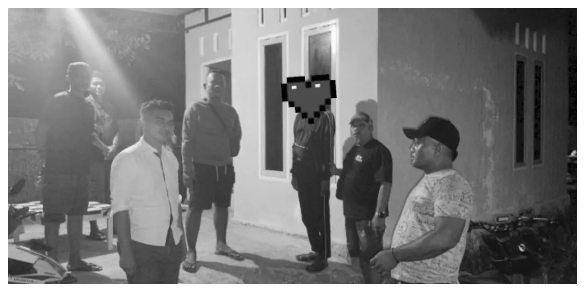 Petugas Satreskrim Polres Sikka mengamankan terduga pelaku pemerkosaan usai ditangkap di Kecamatan Kangae, Kabupaten Sikka, Nusa Tenggara Timur. (Foto TBN Polres Sikka)