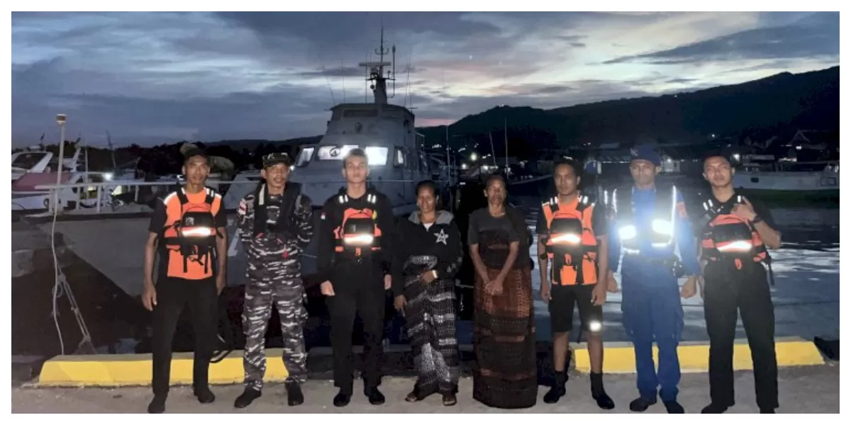 Petugas SAR gabungan mengevakuasi penumpang KM Cinta Abadi yang mengalami kerusakan mesin di Perairan Tanjung Watumanuk, Kabupaten Sikka, NTT. (Foto TBN Polda NTT)