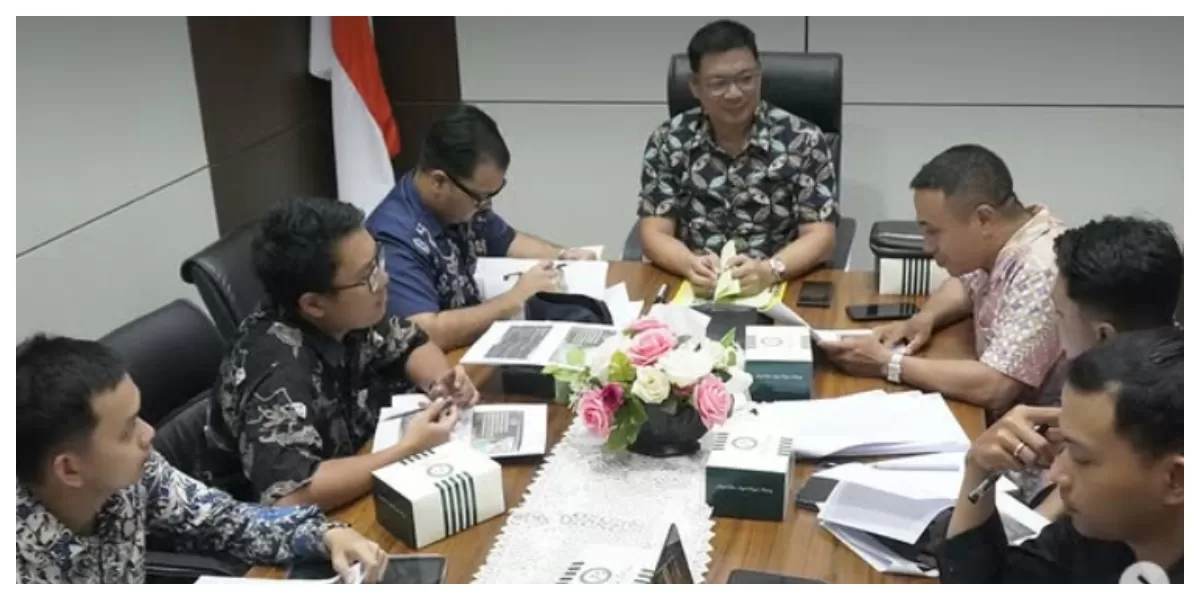 Kepala Kejari Flores Timur Teddy Rorie memimpin ekspose dugaan korupsi proyek IPA Desa Helan Langowuyo di ruang rapat kejaksaan. (Foto instagram @kejari.florestimur)