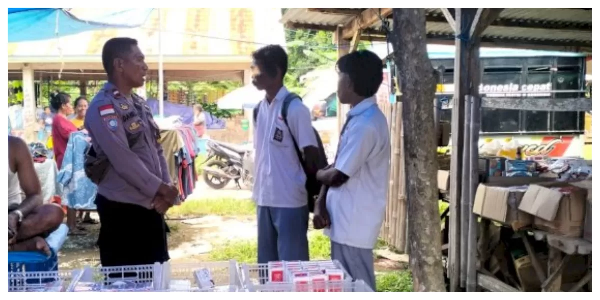 Bhabinkamtibmas Desa Bahinga, AIPDA Daniel Nahak, memberikan pembinaan kepada pelajar SMA yang kedapatan bolos sekolah di Pasar Pelita Ratulodong. (Foto TBN Polres Flotim)