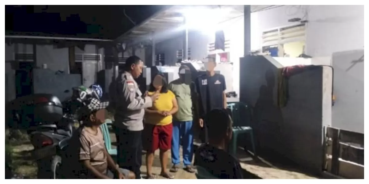 Bhabinkamtibmas Airnona bersama tokoh masyarakat saat melakukan pengecekan kos-kosan di RW 05 guna menjaga situasi kamtibmas tetap kondusif. (Foto TBN Polresta Kupang Kota)