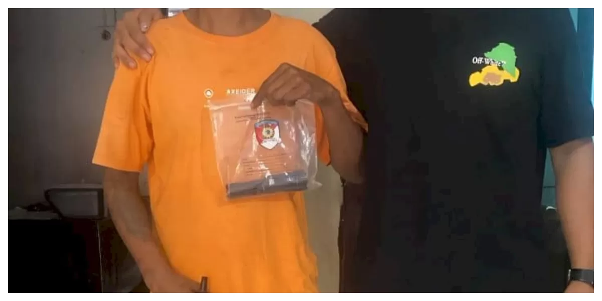 Polisi menunjukkan barang bukti senapan angin dan ponsel milik tersangka kasus penembakan burung hantu dilindungi di Kabupaten Belu, NTT. (Foto TBN Polres Belu)
