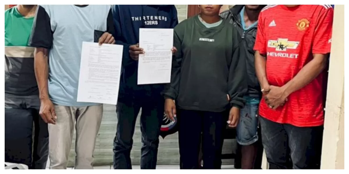 Petugas Polsek Lasiolat memfasilitasi perdamaian ayah dan anak dalam kasus penipuan jati melalui mekanisme restorative justice di Belu Senin sore kantor polisi setempat. (Foto TBN Polres Belu)