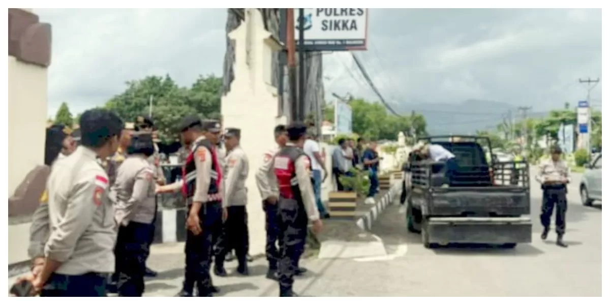 Personel Polres Sikka mengawal aksi damai FORSA P3 di depan Mako Polres, massa membawa spanduk, audiensi berlangsung, situasi aman kondusif hingga siang hari. (Foto TBN Polres Sikka)