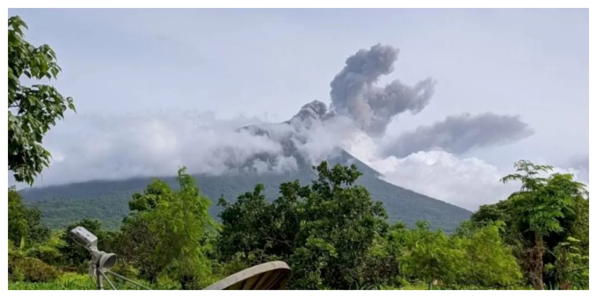 Inilah Gunung Lewotolok di Kabupaten Lembata saat erupsi. (Foto PVmbg.)