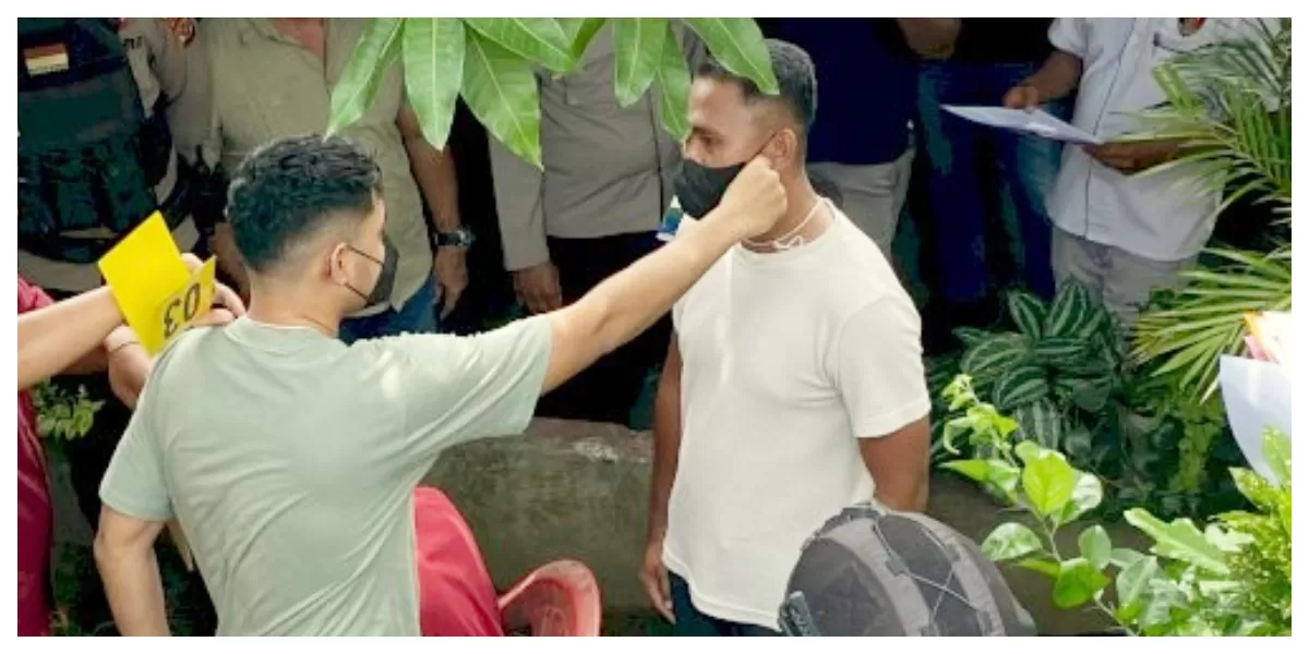 Tersangka OPA alias Oscar memperagakan adegan saat rekonstruksi kasus penganiayaan Paulus Pande di Woloweku, Ende, disaksikan polisi, jaksa, dan warga setempat Rabu pagi. (Foto TBN Polres Ende)