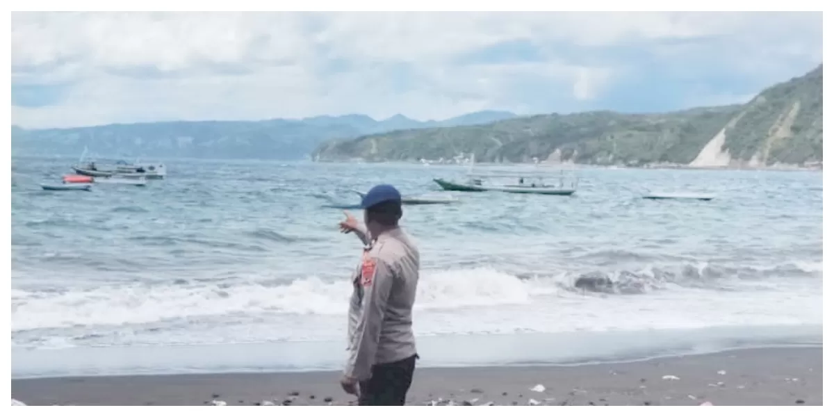 Petugas Satpolairud Polres Ende mendata bangkai kapal nelayan di pesisir Teluk Ende, Senin, setelah dua kapal karam diterjang gelombang tinggi dan cuaca ekstrem. (Foto TBN Polres Ende)