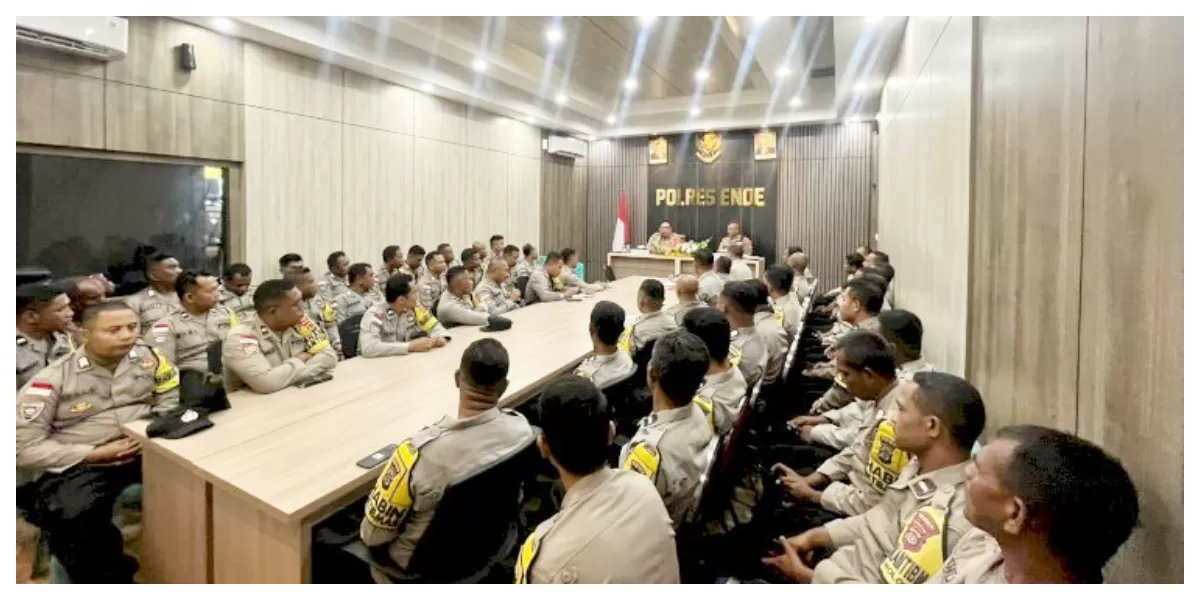 Kapolres Ende AKBP Yudhi Franata memimpin analisa evaluasi bulanan Bhabinkamtibmas di Ruang PPKO Polres Ende, Senin pagi untuk penguatan pelayanan masyarakat wilayah hukum. (Foto TBN Polres Ende)