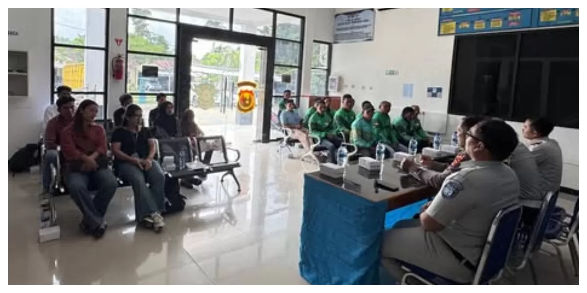 Kasat Lantas Manggarai Barat memimpin sosialisasi tertib lalu lintas bersama pelaku rental dan ojol di SATPAS Polres Manggarai Barat, Selasa sore menjelang Operasi. (Foto TBN Polres Mabar)