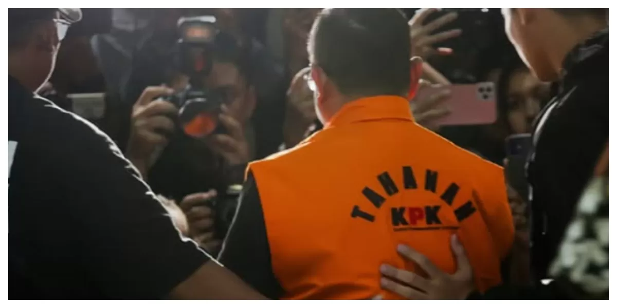 Bupati Pati Sudewo mengenakan rompi oranye tahanan KPK saat digiring petugas menuju rutan usai penetapan tersangka dua perkara korupsi oleh KPK di Jakarta. (Foto KPK.)