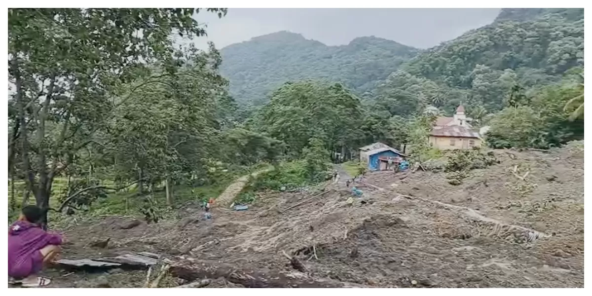 Lokasi longsor Kampung Pau, Lambaleda, Manggarai Timur, NTT, di tengah hujan lebat dan kabut saat operasi pencarian korban hilang.
