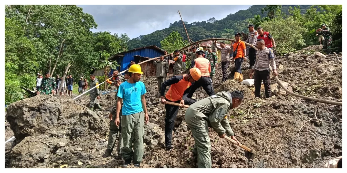 Petugas SAR gabungan melakukan penyisiran dan penggalian material longsor di Kampung Pau, Desa Goreng Meni, Manggarai Timur, NTT, Jumat pagi.