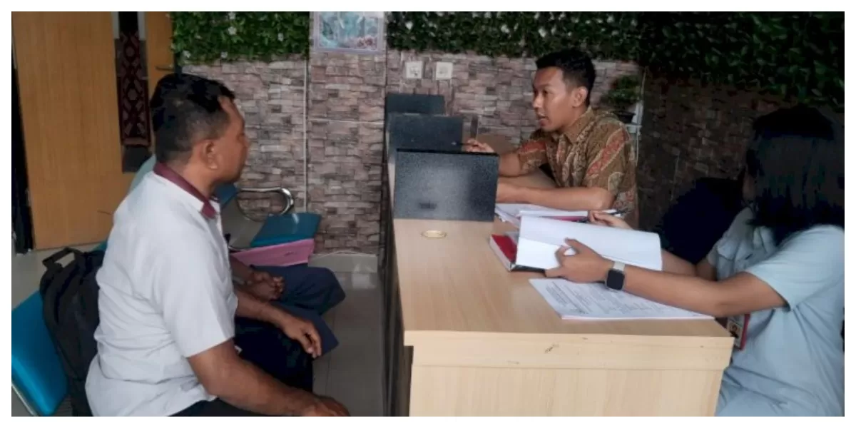 Petugas kepolisian saat menyerahkan tersangka kasus pembunuhan di Kecamatan Kewapante ke Kejaksaan Negeri Sikka untuk menjalani proses hukum lanjutan, Jumat (23/1/2026). (Foto TBN Polres Sikka)