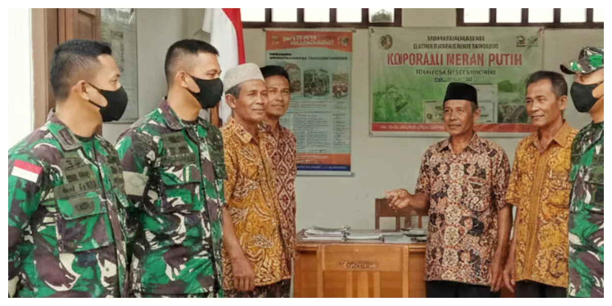 Foto TNI bersama warga. (Foto by One pic)
