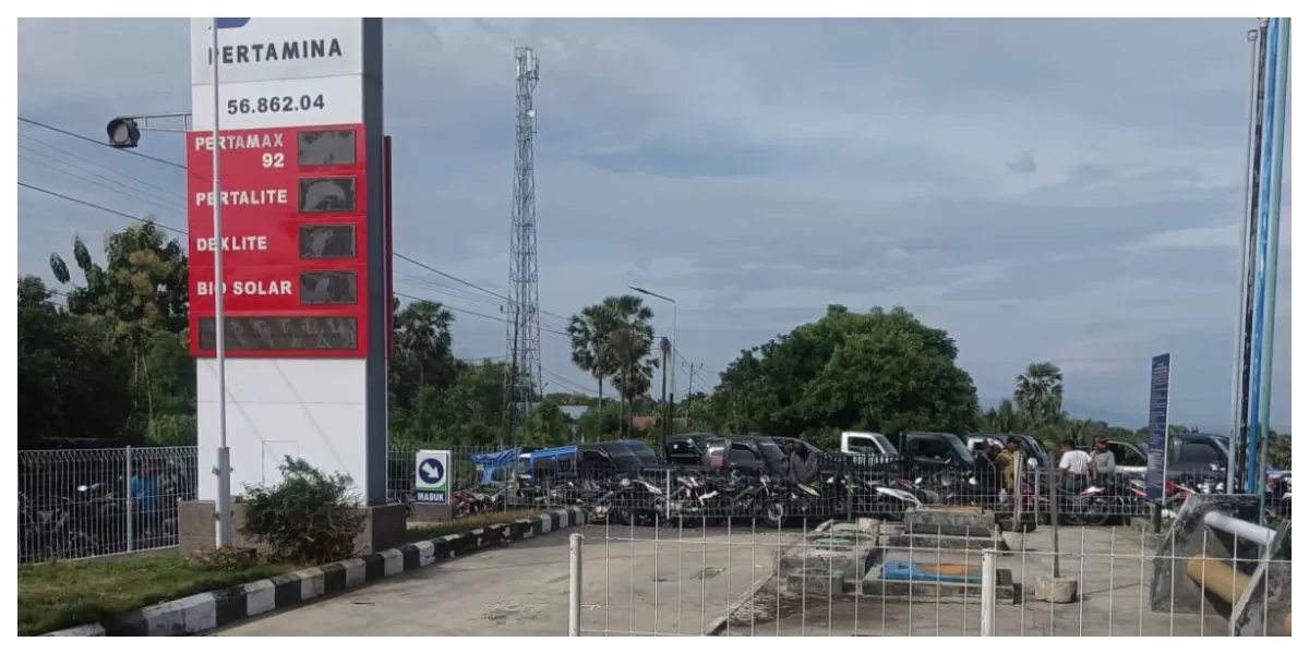 Antrean kendaraan roda dua dan roda empat mengular di SPBU Jalan Trans Ile Ape, Lembata, akibat keterlambatan distribusi BBM dipicu cuaca buruk laut. (Foto/ Dok. Pertamina)
