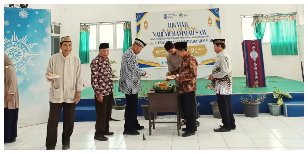 Pimpinan UNIMOF dan PDM Sikka memotong tumpeng saat peringatan Isra Mi&rsquo;raj dan Milad ke-13 UNIMOF di Aula Amin Rais. (Foto/Dok.Universitas Muhammadiyah Maumere)