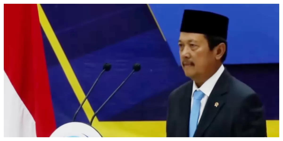 Detik- detik Menteri KKP Sakti Wahyu Trenggono sebelum  pingsan saat memimpin upacara pelepasan jenazah korban ATR 42-500 di Pasar Minggu Jakarta Minggu 2026. (Foto/ist)