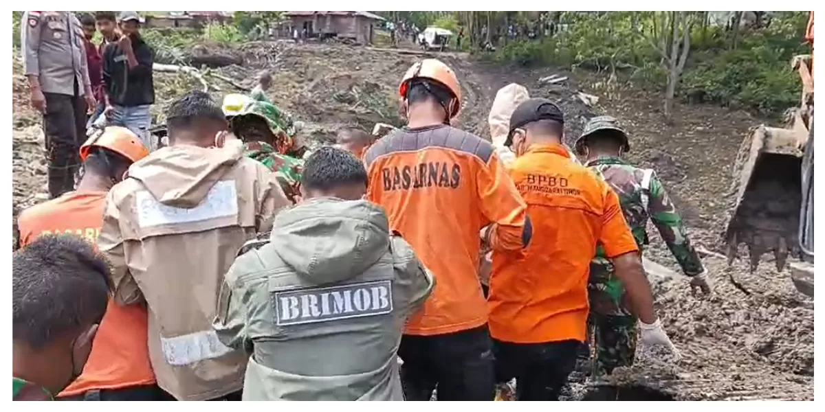 Tim SAR Gabungan mengevakuasi jenazah korban longsor dari timbunan material tanah di Kampung Pau, Desa Goreng Meni, Manggarai Timur. (Foto/SAR)