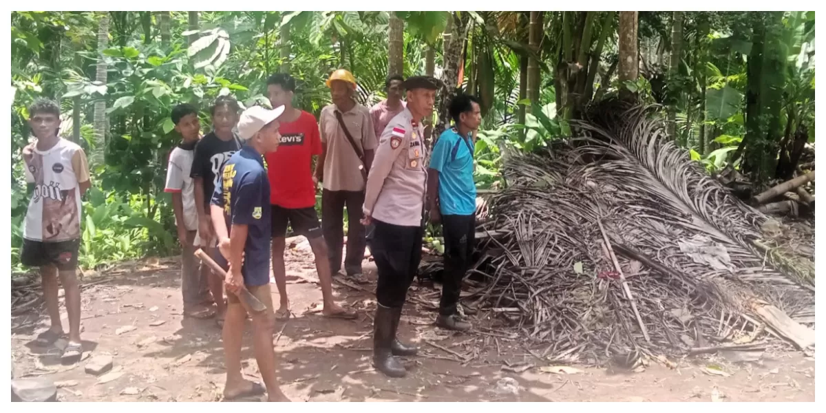 Petugas kepolisian TNI dan warga menyusuri perbukitan Desa Demondei Flores Timur saat pencarian Rosalina Niron yang hilang sejak 13 Januari 2026 berlangsung Minggu. (Foto TBN Polres Flotim)