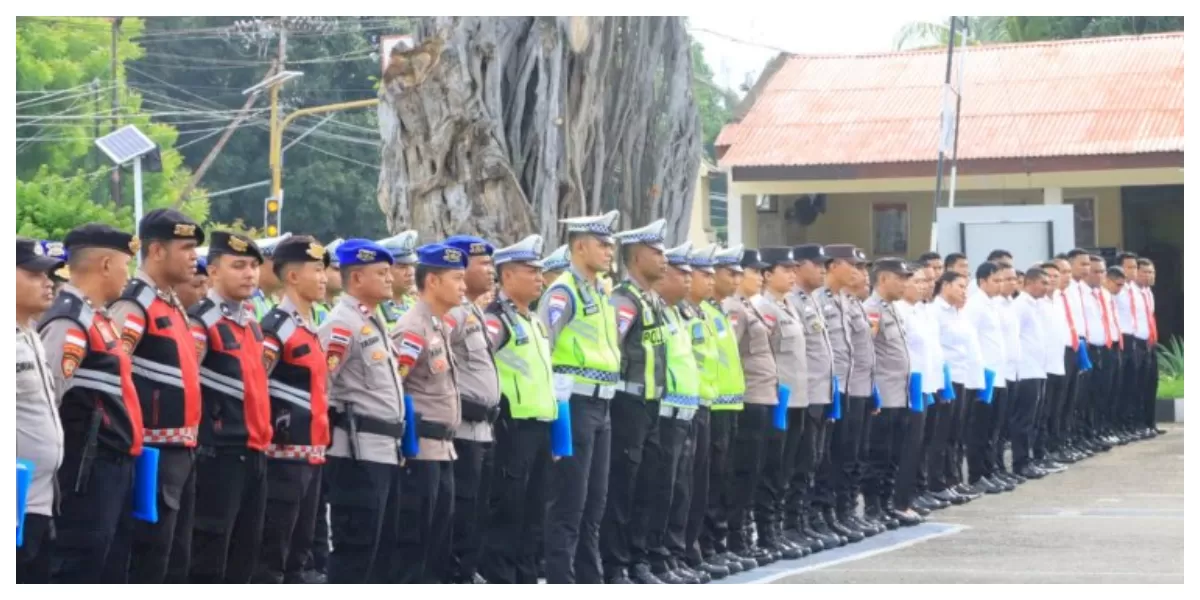 Kapolres Sikka AKBP Bambang Supeno memimpin apel Jam Pimpinan di Mapolres Sikka, Senin, diikuti jajaran pejabat dan personel Polres Sikka Polda NTT lengkap. (Foto TBN Polres Sikka)