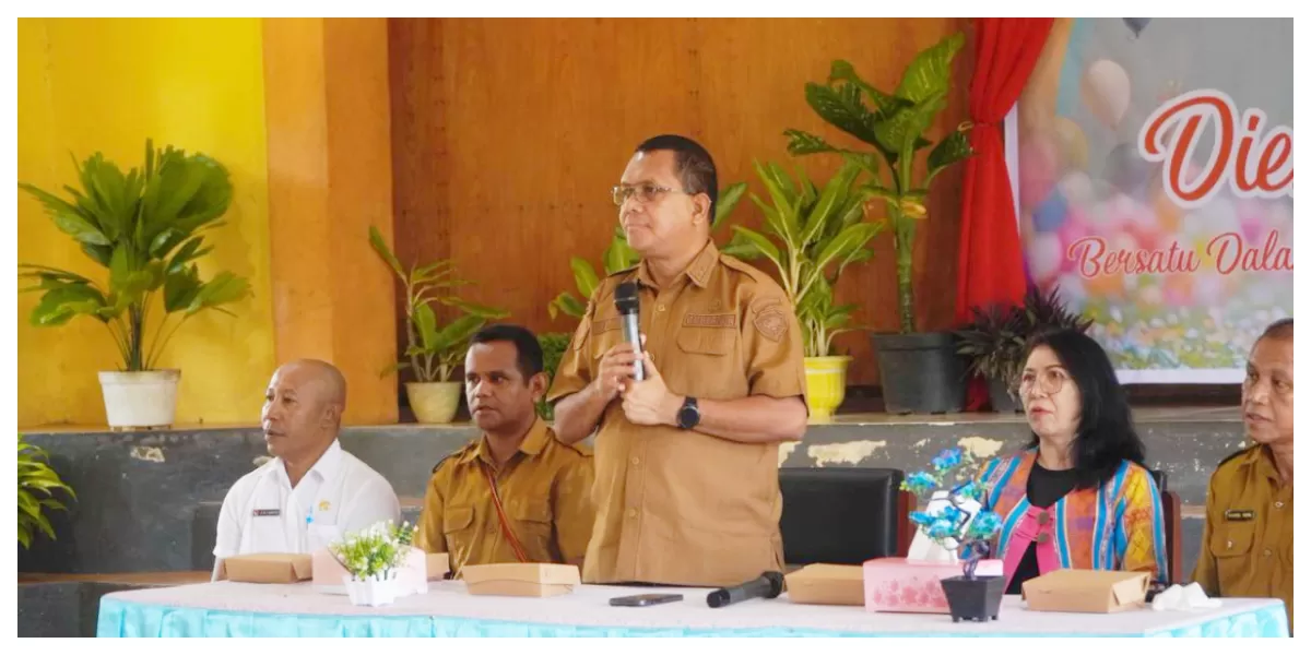 Gubernur NTT Emanuel Melkiades Laka Lena berdialog dengan siswa SMK Swasta Katolik St. Isidorus Boawae di Kabupaten Nagekeo, Selasa (27/1/2026). (Foto: Ibo )