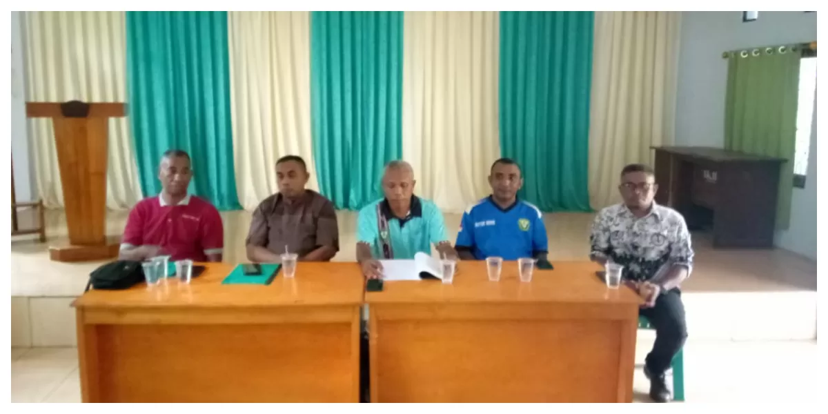 Ketua PGRI Witihama Albert Inguliman bersama pengurus berfoto dengan Camat Witihama Yakobus Suban Sugi usai pertemuan di aula kantor camat. (Foto Bernad Nara)