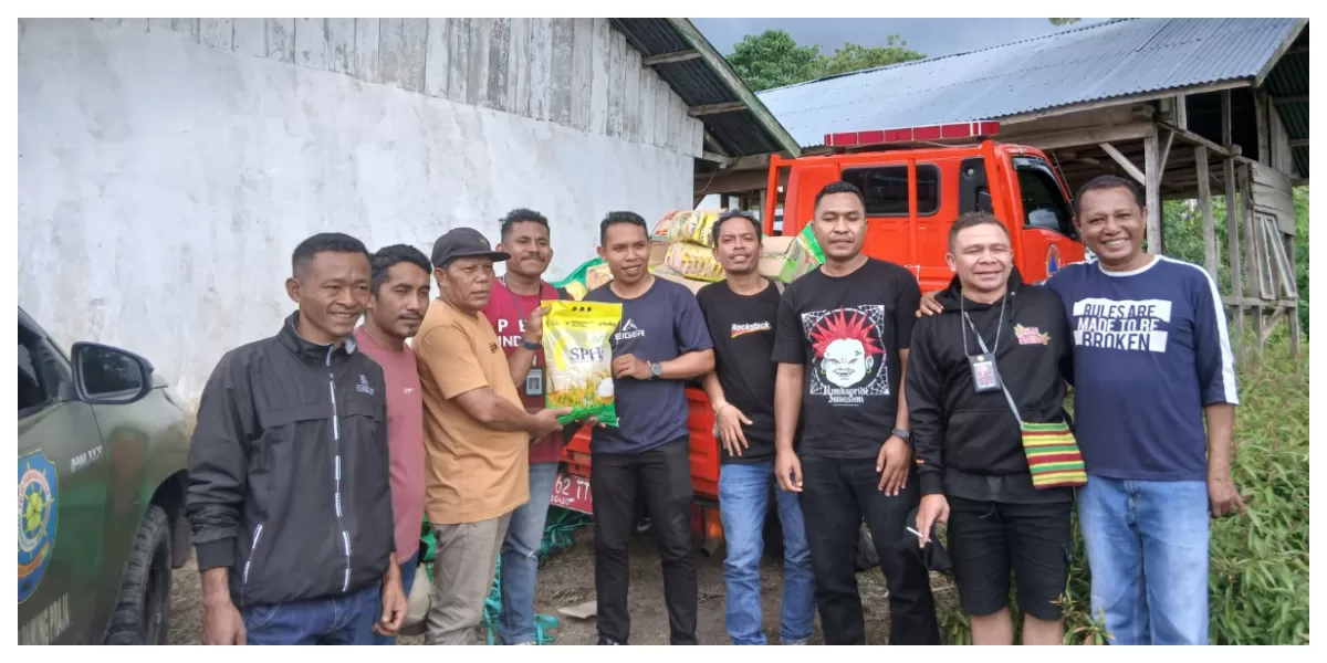Relawan dan anggota AJO Matim menyerahkan bantuan logistik kepada warga terdampak longsor di Desa Goreng Meni, Kecamatan Lamba Leda, Kabupaten Manggarai Timur 2026. (Foto/ Acong)