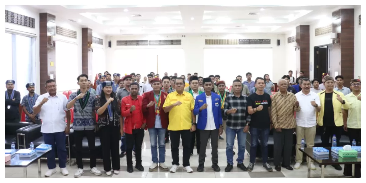 Gubernur NTT Emanuel Melkiades Laka Lena membuka diskusi publik Cipayung di Aula DPD RI Provinsi NTT, Sabtu pagi bersama mahasiswa, DPRD, Bawaslu, Kupang.