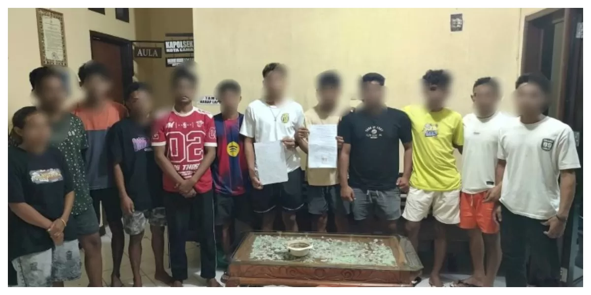 Proses mediasi kasus dugaan pengeroyokan di Kelurahan Fatubesi, Kota Kupang, disaksikan aparat kepolisian dan tokoh warga setempat hingga berakhir damai pada Kamis sore. (Foto TBN Polresta Kupang Kota)