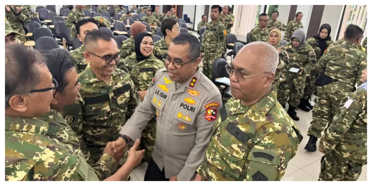 Kadiv Humas Polri Irjen Johnny Edison Isir berdiskusi dengan pimpinan media saat Retret PWI-Kemhan di Pusdik Bela Negara Kemhan, Rumpin, Bogor, Sabtu 2026. 