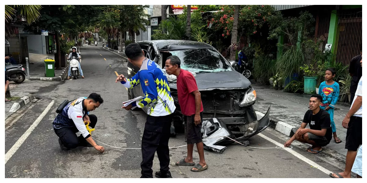 Petugas Satlantas Polres Manggarai Barat memeriksa Toyota Innova rusak usai menabrak truk sampah di Kampung Air Labuan Bajo, Minggu pagi hari itu setempat. (Foto TBN Polres Mabar)