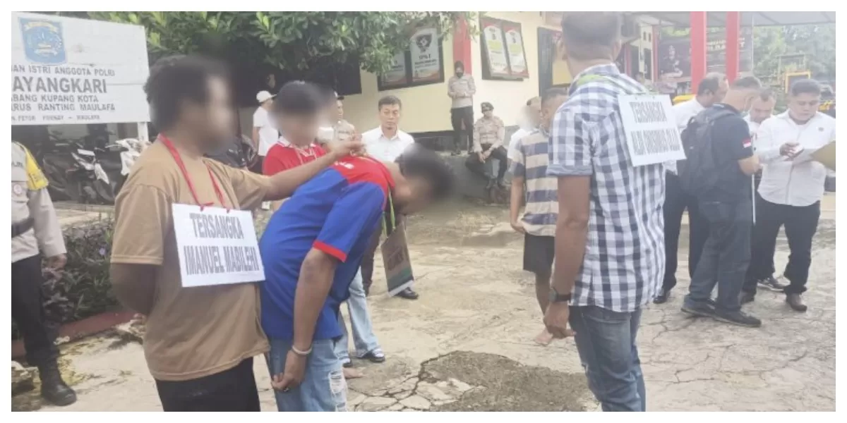 Delapan tersangka memperagakan adegan saat rekonstruksi kasus pengeroyokan yang menewaskan AL di Mapolsek Maulafa, Kupang, disaksikan penyidik, jaksa, keluarga korban, dan penasihat hukum. (Foto TBN Polresta Kupang Kota)