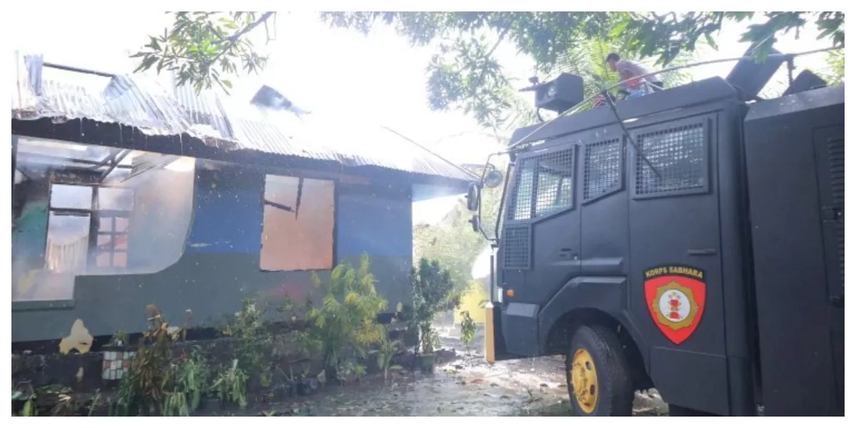 Petugas kepolisian dan pemadam kebakaran melakukan pemadaman rumah warga di Kelurahan Kalabahi Kota, Alor, Jumat pagi, akibat kebakaran diduga arus pendek listrik. (Foto TBN Polda NTT)