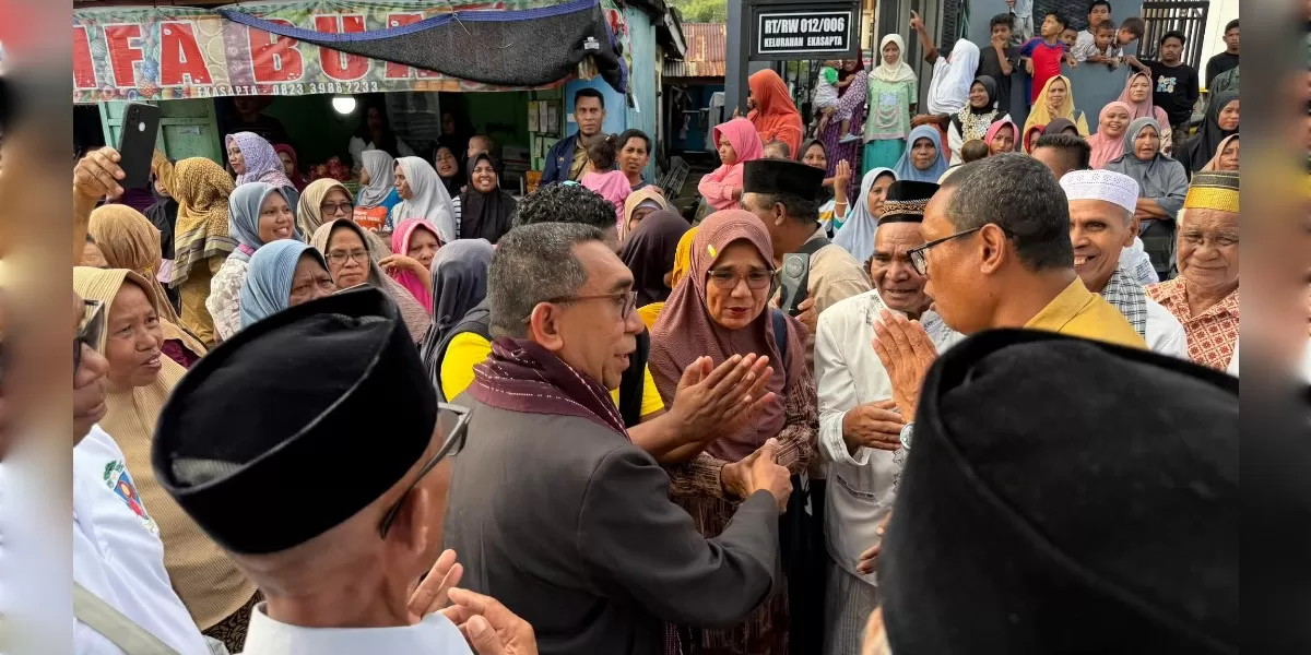 Umat Muslim dan tokoh adat menyambut Uskup Larantuka Mgr Yohanes Hans Monteiro di depan Masjid Agung Syuhada, Selasa 3 Februari 2026 di Larantuka. (Foto Mua Syam Larantuka)