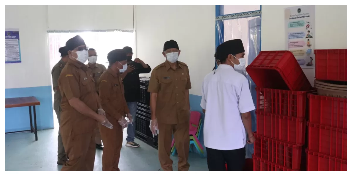Ketua Satgas MBG Manggarai Timur, Ir. Boni Hasudungan Siregar, meninjau dapur SPPG di Borong untuk mengecek kualitas makanan dan kesiapan distribusi. (Foto Acong Harson)