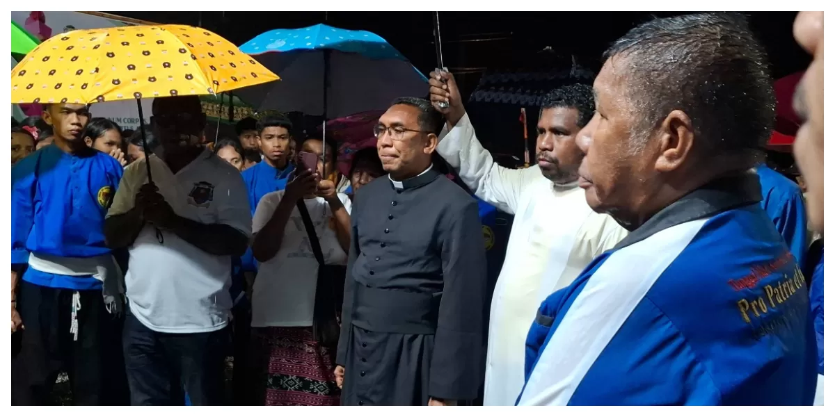 Uskup Yohanes Hans Monteiro tiba di Rumah Keuskupan Larantuka disambut Administrator Apostolik Mgr Fransiskus Kopong Kung, Selasa (3/2/2026), usai pawai keliling kota Larantuka. (Foto/ist)
