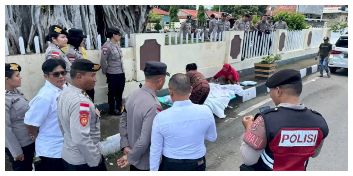 Aksi sumpah pocong di halaman Mapolres Sikka. (Foto TBN Polres Sikka)