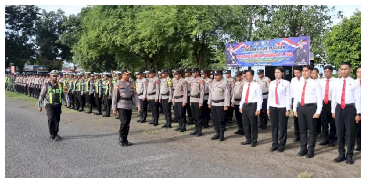 Wakil Kapolres Ende Kompol Ahmad memimpin Upacara Gelar Pasukan Operasi Keselamatan Turangga 2026 di Lapangan Apel Polres Ende, Senin pagi. (Foto TBN Polres Ende)