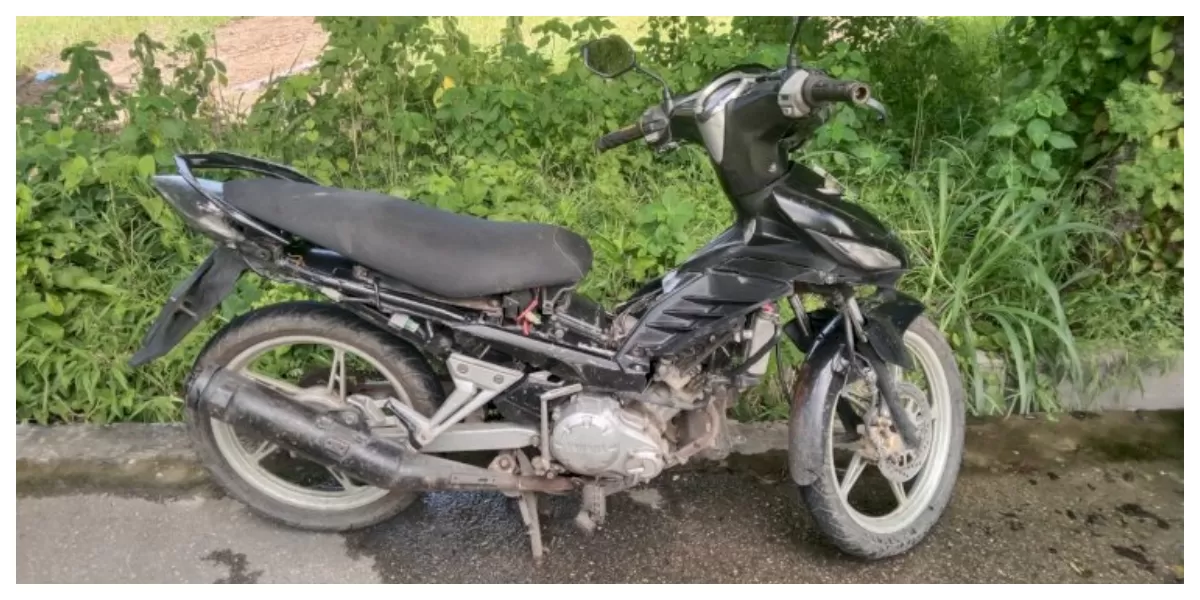 Petugas Bhabinkamtibmas bersama warga mengevakuasi sepeda motor Yamaha Jupiter MX yang terparkir tiga hari di Jalan Gambus, Kelurahan Fatufeto, Kupang. (Foto TBN Polresta Kupang Kota)