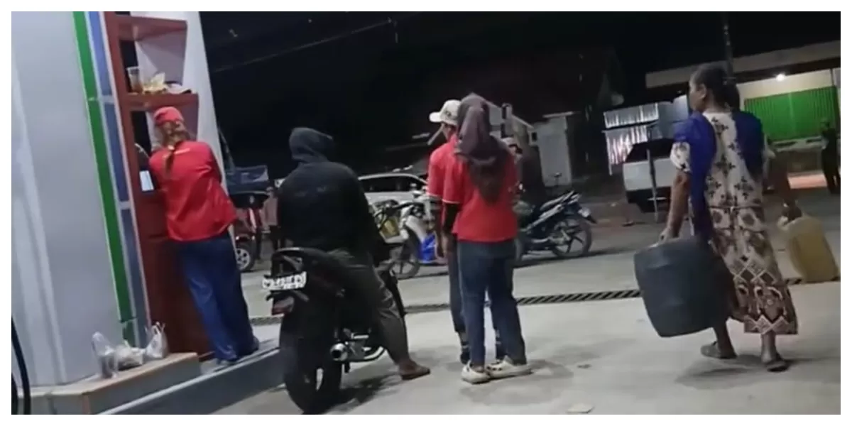  SPBU Padang Alipan, Palopo, Senin malam, saat pengisian BBM dihentikan dan warga mengeluhkan pelayanan jeriken. (Foto/ist)