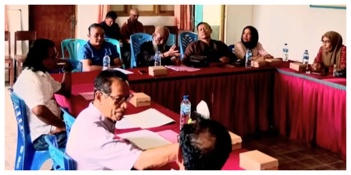 Kuasa hukum dan pengurus Yayasan Papa Miskin mengikuti mediasi bipartit terkait skorsing tenaga kesehatan di Kantor Yayasan Papa Miskin Lembata, Kamis.  (Foto/ Bernad Nara)